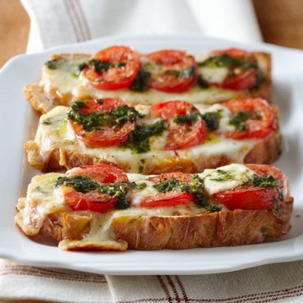 Fast-fix Caprese pizza toast