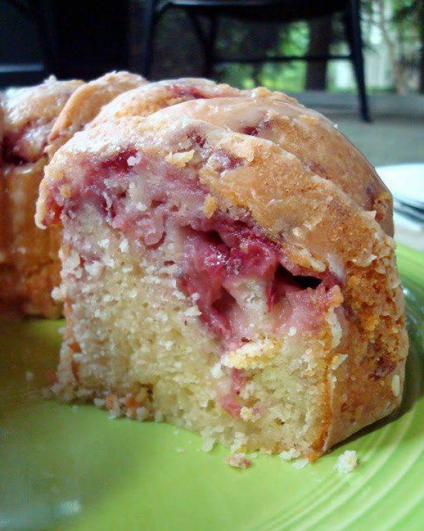Fresh Strawberry Yogurt Cake