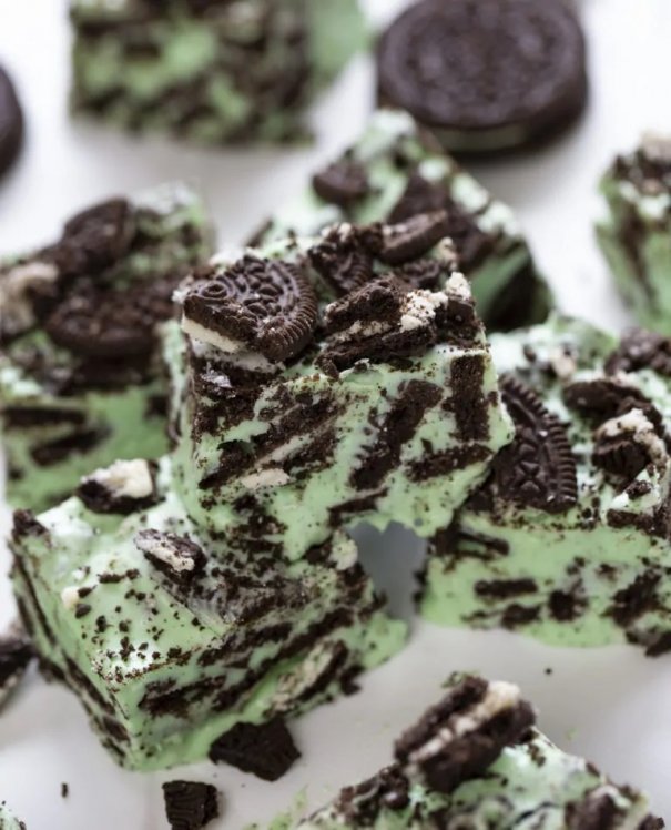 Creamy, no-fuss Mint Chocolate Oreo Fudge needs to be the next recipe on your dessert line-up.  This delicious mint and chocolate cookie treat will have your guests coming back for seconds and thirds.  