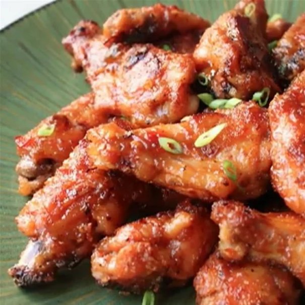 I promise you that this is no gimmick. The spicy, sticky, and peanut-based sauce base delivers a distinct chicken wing-eating experience. If you're a fan of satay, you will enjoy this approach.