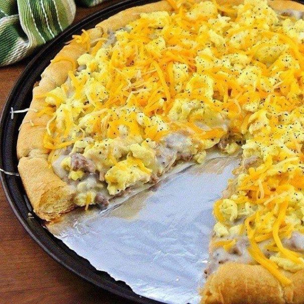 Sausage gravy breakfast pizza